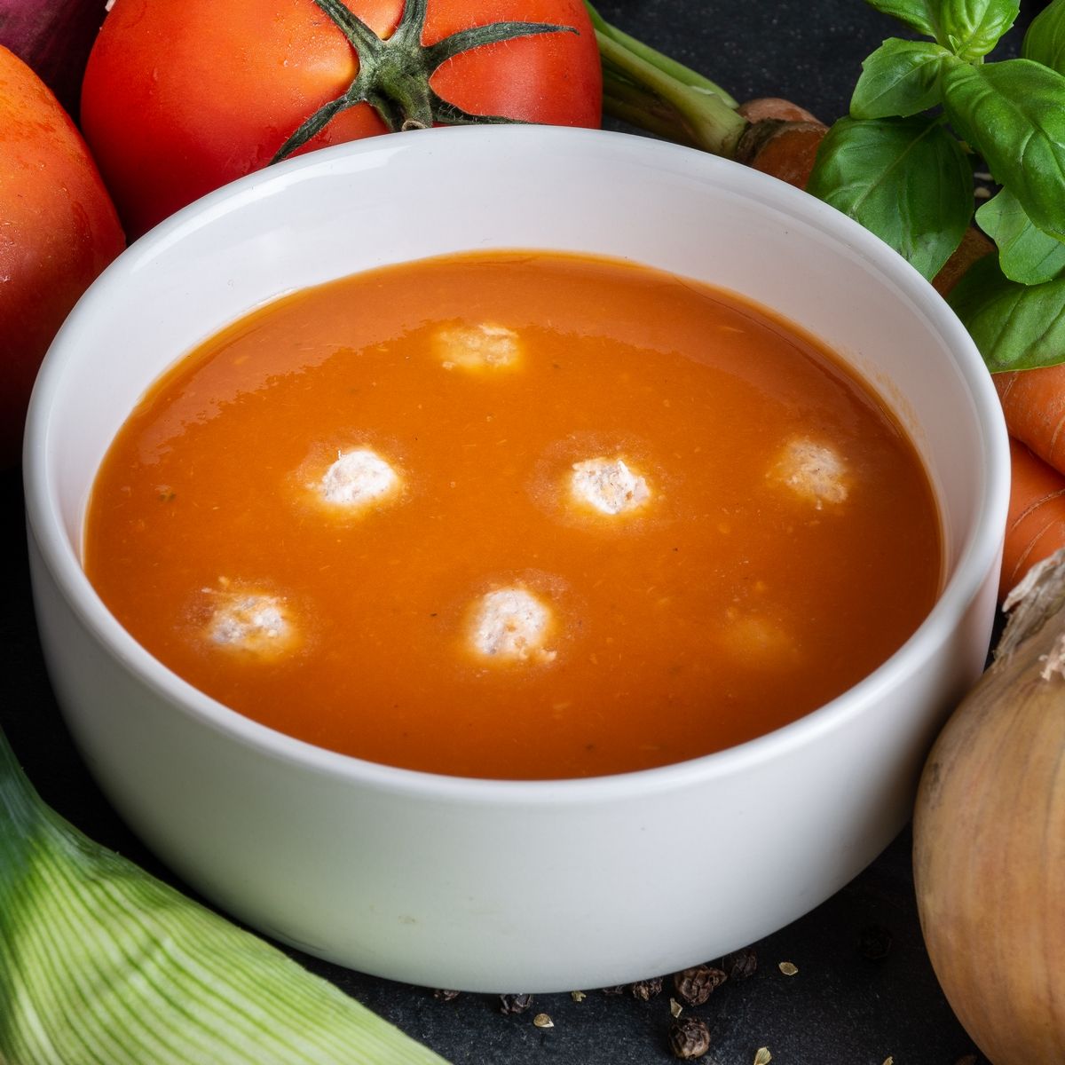Heerlijke verse tomatensoep met balletjes gemaakt door Soepr&eacute;me